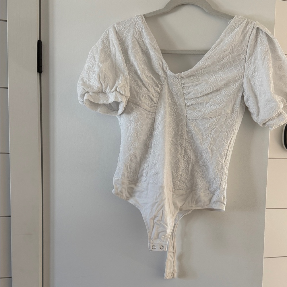 Express White Lace Puff-Sleeve Bodysuit